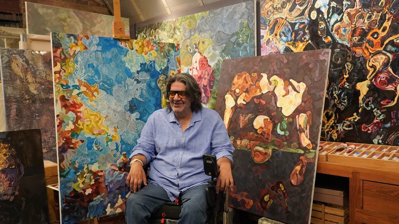 Afshin Naghouni al seu estudi, envoltat de llenços de Reveries in Fracture