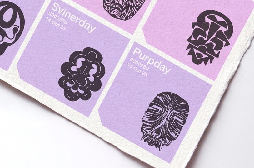 Eine Ecke des Delehag-Kalenders auf Büttenpapier mit Schöpfrand, rosa und lilafarbene Felder mit je einem schwarzen Icon und einem einzigartigen Tagesnamen — Svinerday, Purpday — über einer laufenden Nummer und einem Datum