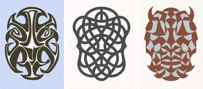 Drei weitere Gott-Icons — eine olivfarbene Maske auf Hellblau, ein dichtes graues Knotengesicht und eine gehörnte Gestalt aus maronenfarbenen und hellgrauen Scherben