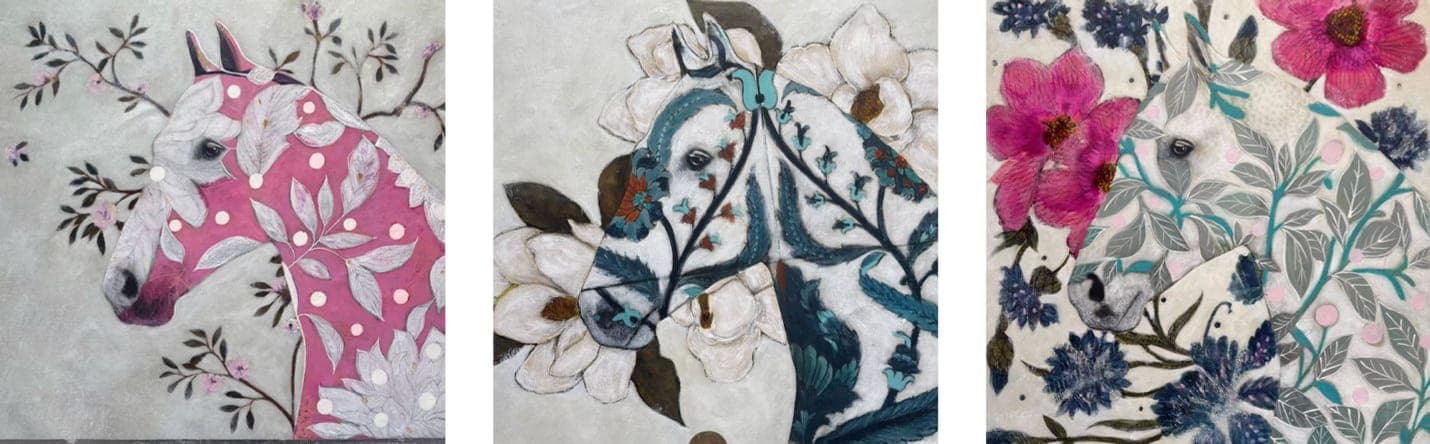 Drei Pferdebilder nebeneinander — ein weißes Pferd mit rosa und blassem Blattmuster, ein aufgezäumtes Pferd zwischen Magnolien in Türkis und Rostrot, und ein Pferd, halb verborgen hinter großen rosa Blüten