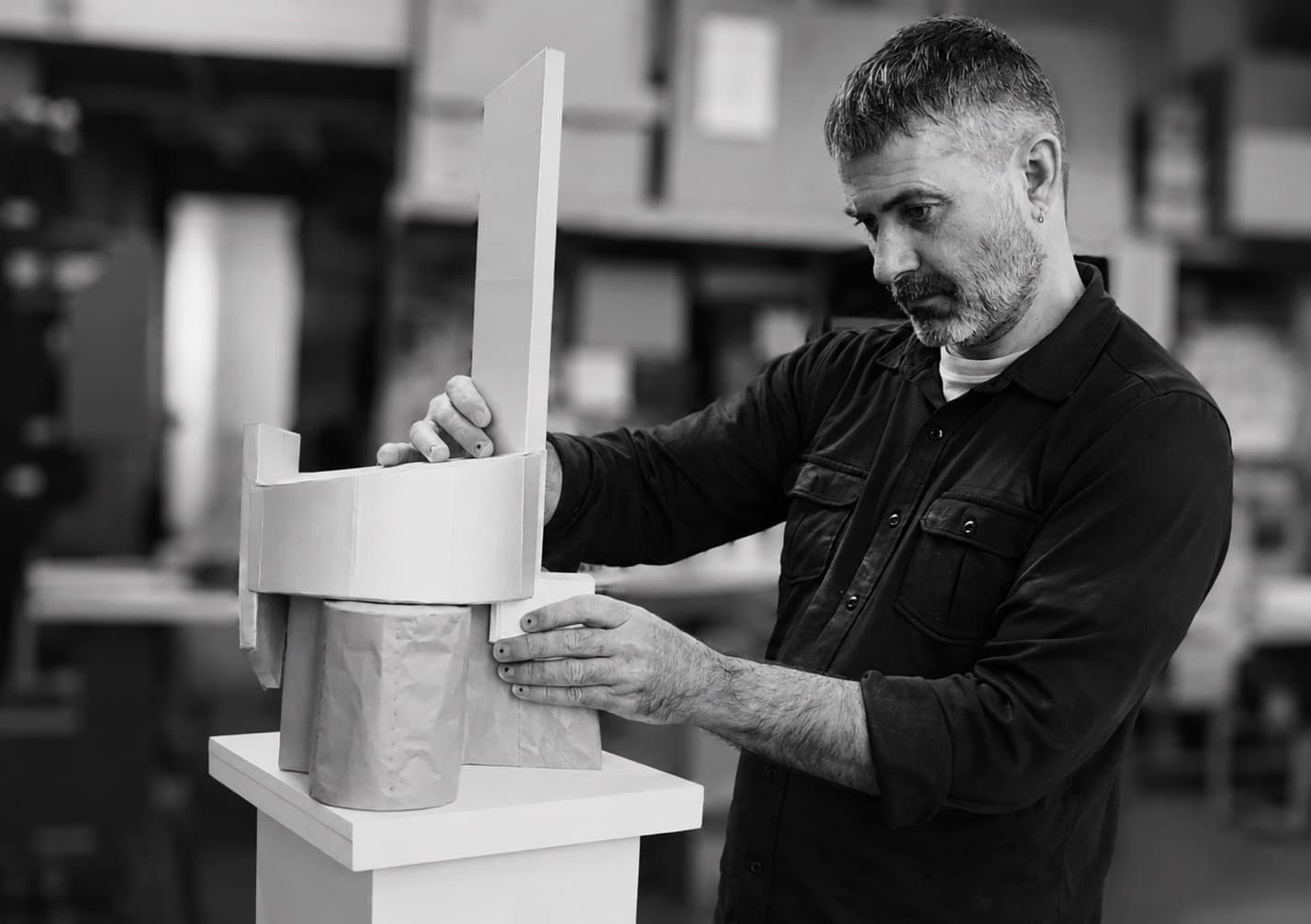 Die Alchemie des urbanen Holzes: Im Atelier des Bildhauers Marc Sparfel