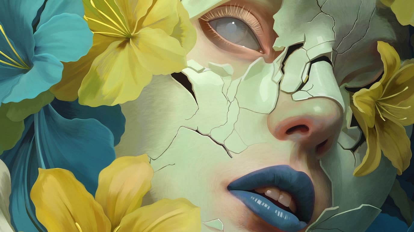 Ein Gesicht, das wie Porzellan aufbricht, gerahmt von blauen und gelben Blüten, ein Auge noch intakt und aus den Rissen heraus blickend